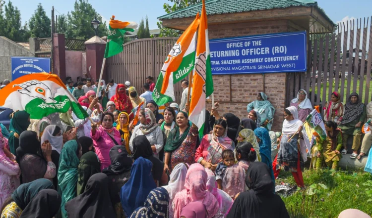 जम्मू-कश्मीर में दूसरे चरण की 26 सीट के लिए 300 से अधिक उम्मीदवारों ने नामांकन किया 1 जम्मू-कश्मीर में दूसरे चरण की 26 सीट के लिए 300 से अधिक उम्मीदवारों ने नामांकन किया