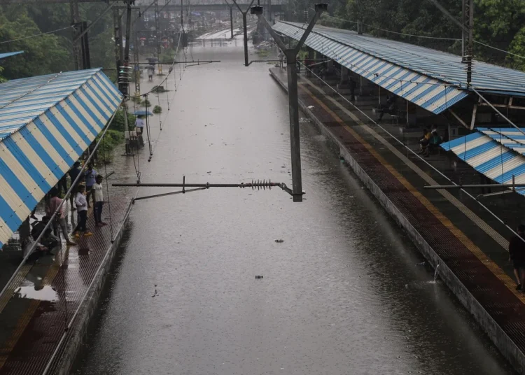 मुंबई में भारी बारिश से चार लोगों की मौत