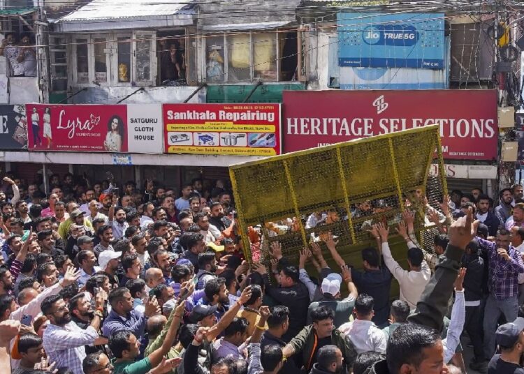 Shimla Sanjauli Masjid Case: संजौली में लाठीचार्ज के बाद उग्र हुआ प्रदर्शन, झड़प में पुलिसकर्मी घायल,