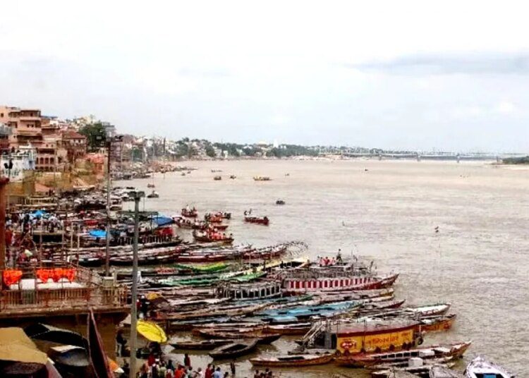 उत्तर प्रदेश में भारी बारिश, वाराणसी में गंगा नदी का बढ़ा जलस्तर