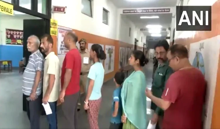 जम्मू-कश्मीर में दूसरे चरण के लिए मतदान जारी, 26 सीटों पर हो रहे चुनाव, PM Modi ने की खास अपील