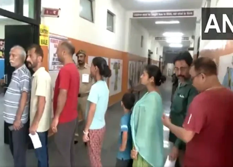 जम्मू-कश्मीर में दूसरे चरण के लिए मतदान जारी, 26 सीटों पर हो रहे चुनाव, PM Modi ने की खास अपील