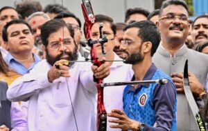 महाराष्ट्र के सीएम और मंत्री स्विट्जरलैंड गए