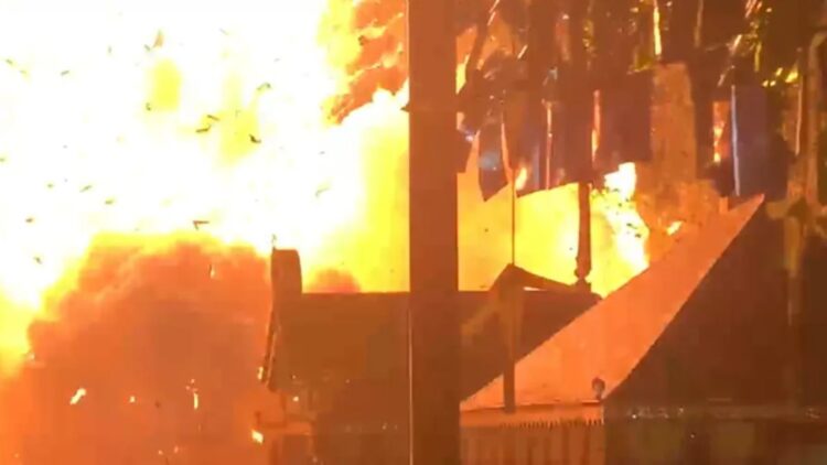 केरल के मंदिर में तबाही वाली आग, 150 से अधिक लोग घायल 1 केरल के मंदिर में तबाही वाली आग, 150 से अधिक लोग घायल