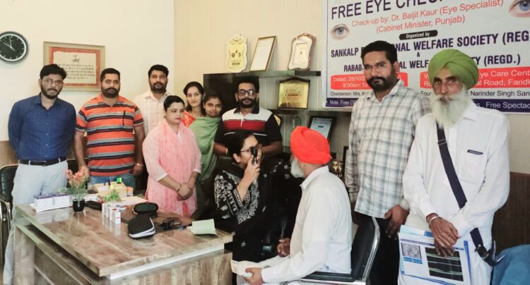 नेत्र जांच शिविर का उद्घाटन करने पहुँची कैबिनेट मंत्री डॉ. बलजीत कौर ने फिर निभाई अपनी डॉक्टरी भूमिका 1 Eyes Camp
