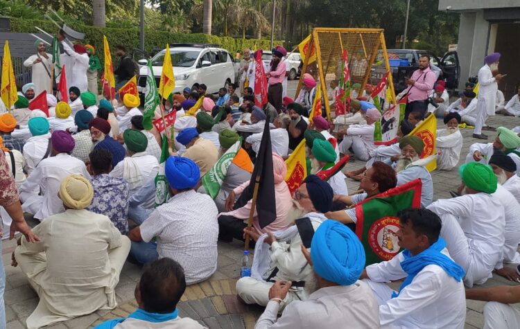 किसान भवन में प्रदर्शनकारियों को हिरासत में लेने की कड़ी निंदा की 1 Farmer Protest