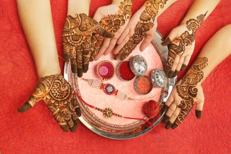 करवा चौथ पर लगाएं मेहंदी के खूबसूरत डिजाइन