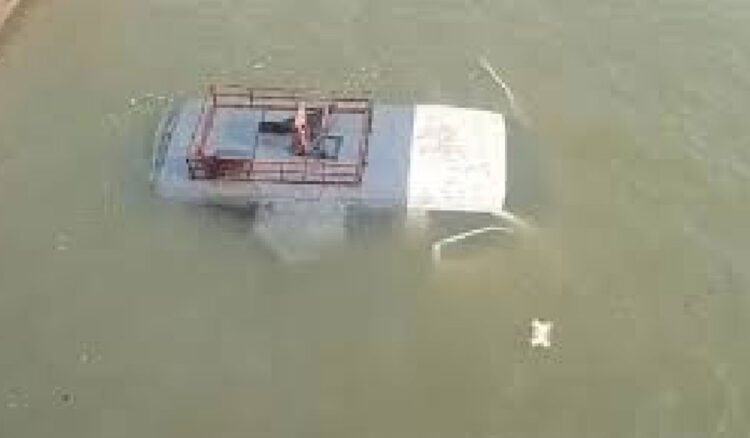 स्कूल जाते समय बच्चाें के साथ हुआ बड़ा हादसा, नदी में गिरी स्कूल वैन, दाे बच्चे…