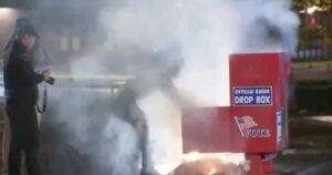 US President Election: कई जगह फूंक दिए गए बैलेट बॉक्स, देखें वीडियो