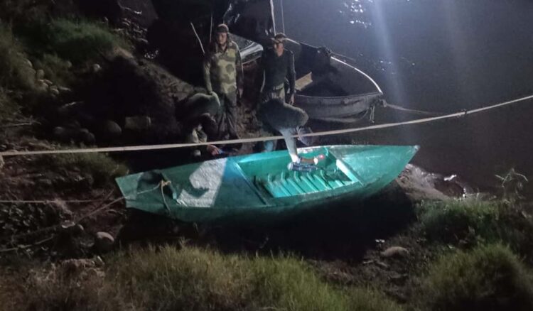 BSF के जवानों ने पठानकोट के तरना नाले में तैरती संदिग्ध पाकिस्तानी नाव को किया जब्त