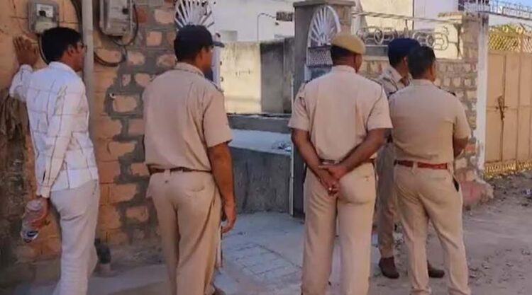 संपत्ति विवाद से तंग आकर बुजुर्ग दंपत्ति ने की आत्महत्या 1 संपत्ति विवाद से तंग आकर बुजुर्ग दंपत्ति ने की आत्महत्या