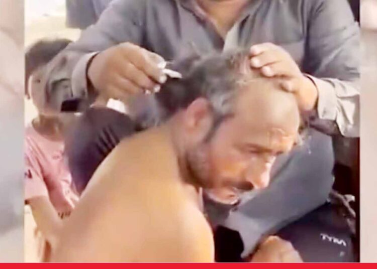 गोबर उठाने और खेत में काम करने से किया मना तो दबंगों ने सिर मुंडवाकर घुमाया