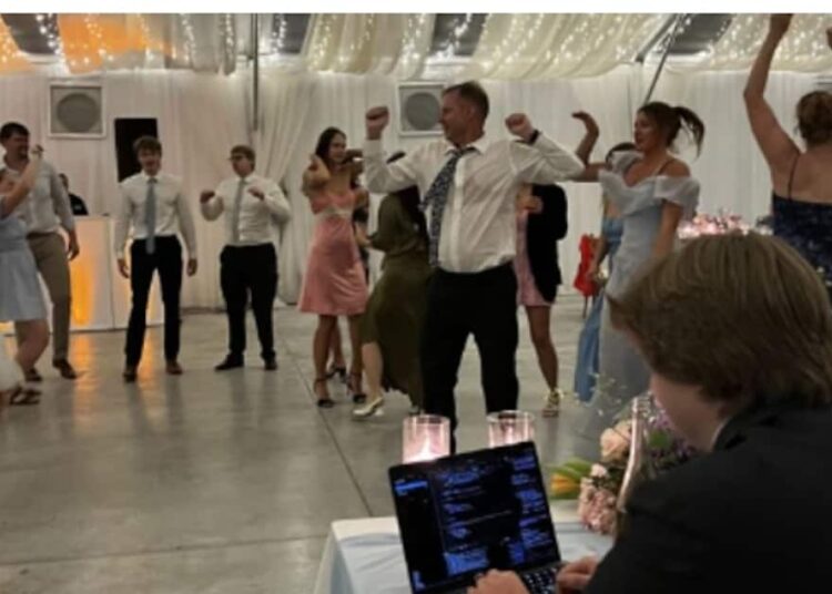 शादी में लैपटॉप? स्टार्टअप फाउंडर की तस्वीर वायरल 1 शादी में लैपटॉप? स्टार्टअप फाउंडर की तस्वीर वायरल