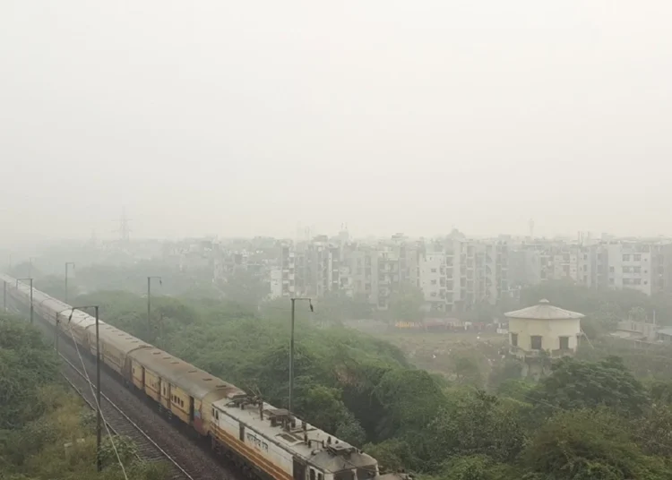दिल्ली में गया मॉनसून, बढ़ने लगा प्रदूषण, 400 के करीब हुआ AQI