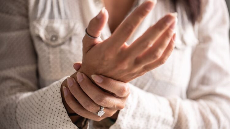 क्या बिना सर्जरी के भी ठीक हो सकती है आर्थराइटिस की बीमारी, क्या हैं तरीके, डॉक्टर से जानें 1 क्या बिना सर्जरी के भी ठीक हो सकती है आर्थराइटिस की बीमारी, क्या हैं तरीके, डॉक्टर से जानें