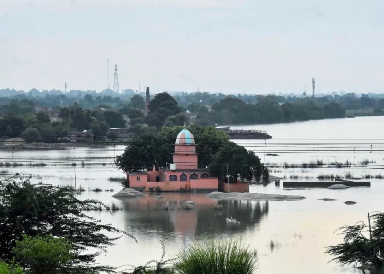 बाढ़ से बिहार का बुरा हाल, बर्बाद और बेहाल! दरभंगा से सहरसा तक नए इलाकों में फैला कोसी-गंडक का पानी