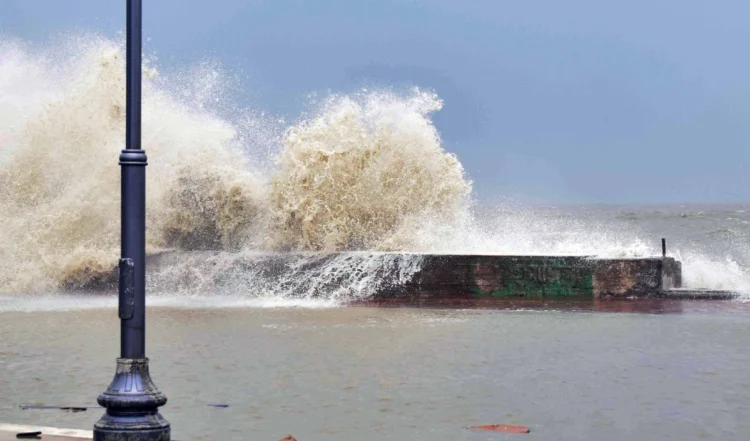 दीघा तट पर पहुंचा चक्रवात दाना, विस्थापितों की संख्या पहुंची 10 लाख
