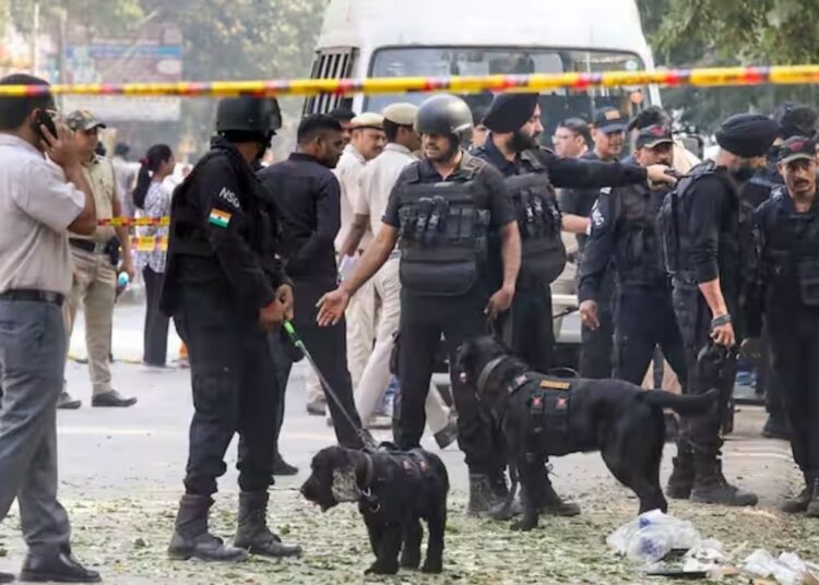 दिल्ली ब्लास्ट: CCTV में दिखे 3 संदिग्ध, इस तरह किया धमाका, जारी है जांच