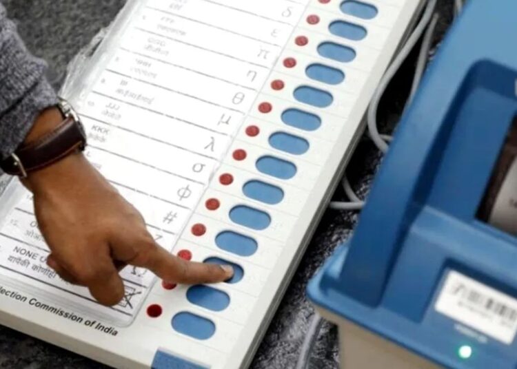 EVM की बैटरी परसेंटेज से चुनाव नतीजों पर असर! जानिए क्या है आरोप और चुनाव आयोग का जवाब
