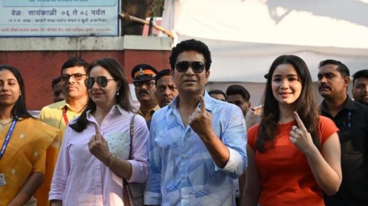 सचिन तेंदुलकर ने पत्नी अंजलि और बेटी सारा के साथ किया मतदान