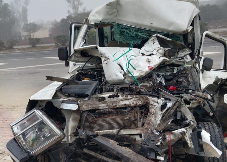 सड़क किनारे खड़े ट्राले से टकराई क्रूजर, दो लोगों की मौत