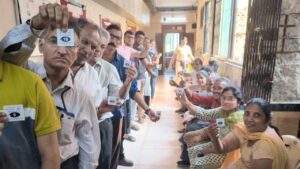 महाराष्ट्र में सुबह 9 बजे तक 6.61% मतदान, अकोला में खराब हुई ईवीएम