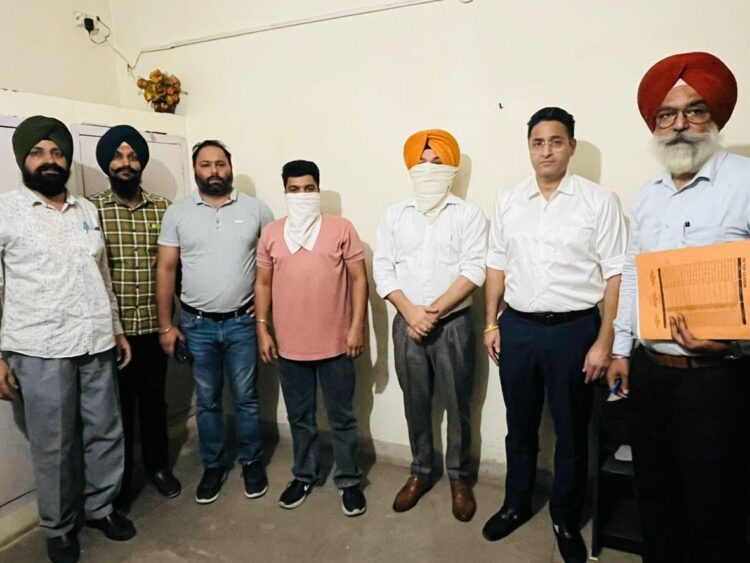 डीसी तरनतारन का निजी सहायक और उसके साथी को रिश्वत लेते रंगे हाथों किया काबू 1 रिश्वत