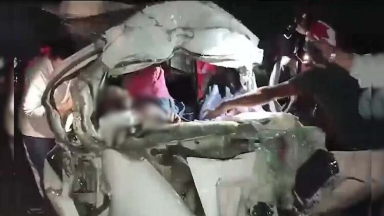 गुजरात के भरूच जिले में एक भीषण सड़क हादसा हो गया है।