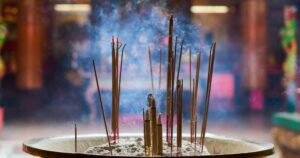 क्या आप जानते हैं अगरबत्ती जलाने का सही तरीका, जानें इसका लाभ