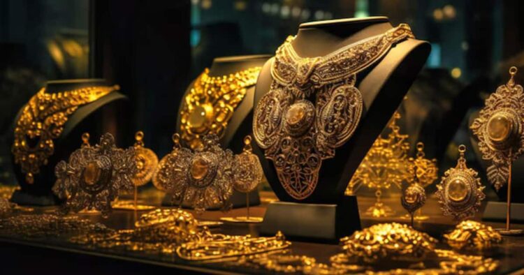 गोल्ड खरीदने वालों के लिए बड़ी खुशखबरी, अभी इतना सस्ता होगा सोना