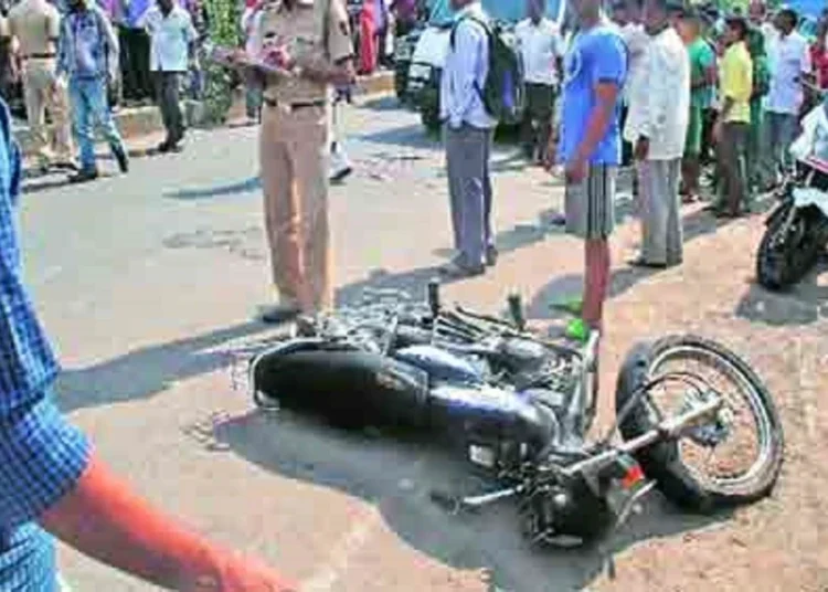 मध्यप्रदेश के हरदा में ट्रक और मोटरसाइकिल की टक्कर में चार लोगों की मौत