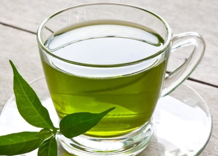 Green Tea के साथ भूलकर भी ना खाएं ये चीज़ें
