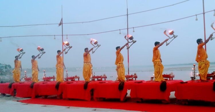 ‘गंगा महोत्सव 2024’ के लिए दशाश्वमेध घाट पर बड़ी संख्या में जुटे लोग