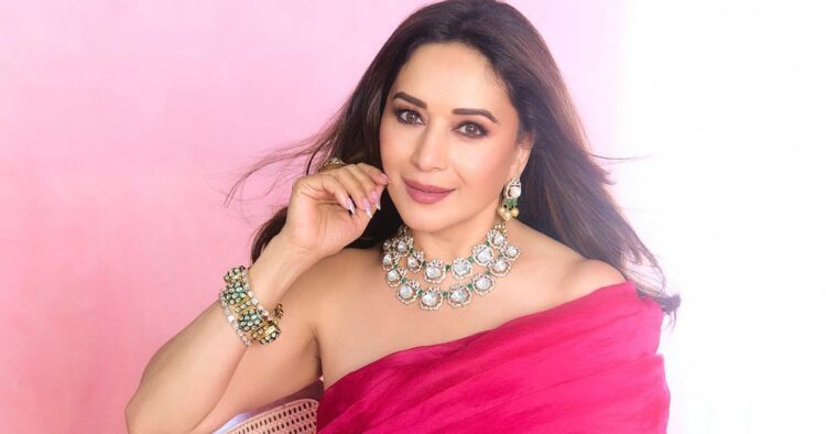 फंक्शन में पहनने है Earrings, तो Madhuri Dixit से लीजिए इंस्पिरेशन