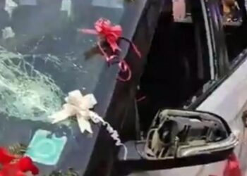 बारात लेकर पहुंचे दूल्हे की कार पर लाठी-डंडों और तलवार से हमला, टूटे शीशे