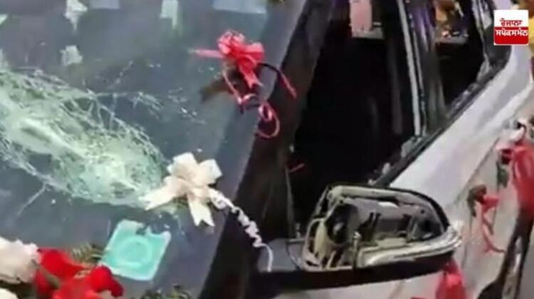बारात लेकर पहुंचे दूल्हे की कार पर लाठी-डंडों और तलवार से हमला, टूटे शीशे