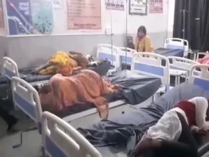 टेंपो ट्रैवलर ने खड़े ट्रक को मारी टक्कर, 5 लोगों की मौत, 20 जख्मी