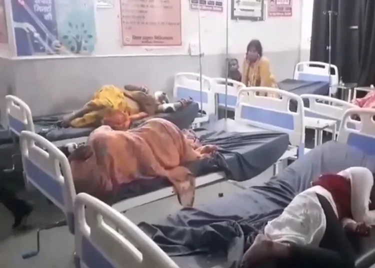 टेंपो ट्रैवलर ने खड़े ट्रक को मारी टक्कर, 5 लोगों की मौत, 20 जख्मी