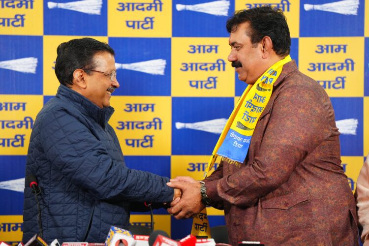 भाजपा को फिर लगा झटका, रमेश पहलवान पार्षद पत्नी कुसुम लता के साथ आम आदमी पार्टी में शामिल 1 Arvind Kejriwal