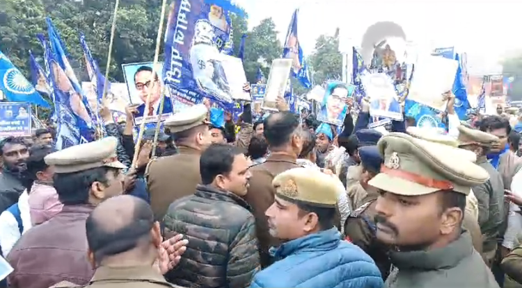 BSP's strong protest in Lucknow