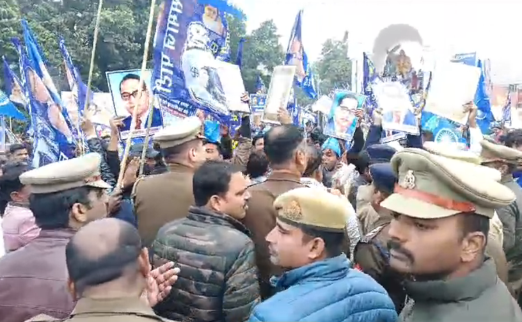 BSP's strong protest in Lucknow