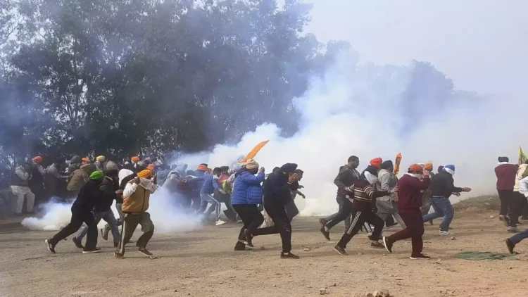 Farmers Protest: प्रदर्शनकारी किसानों पर दागे गए आंसू गैस के गोले 1 Farmers Protest Tear gas shells fired at protesting farmers
