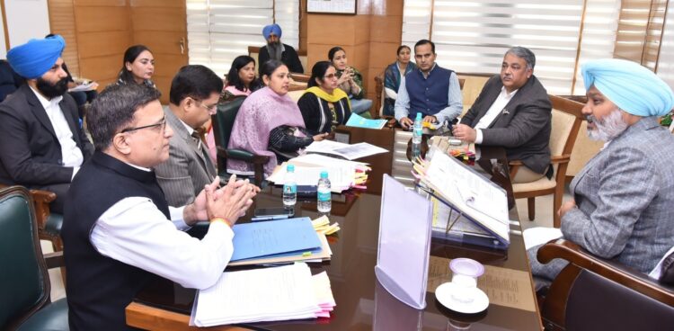 पंजाब के वित्त मंत्री और शिक्षा मंत्री द्वारा शिक्षा विभाग से संबंधित कर्मचारी यूनियनों के साथ की बैठक 1 कर्मचारी यूनियनों