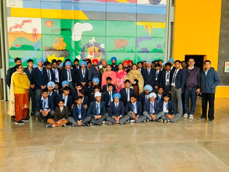 सरकारी स्कूल पख़ी कला के विद्यार्थियों ने किया पंजाब विधानसभा का दौरा 1 Vidhan Sabha