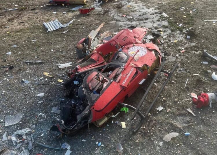 हेलीकॉप्टर क्रैश: विमान के हुए टुकड़े-टुकड़े, सभी यात्रियों की मौत, देखें भयानक वीडियो 1 helicopter crashed