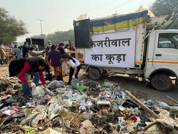 Swati Maliwal Arrested: केजरीवाल के घर के बाहर कूड़ा फेंकने पहुंची, दिल्ली पुलिस ने हिरासत में लिया! 1 Swati Maliwal Arrested