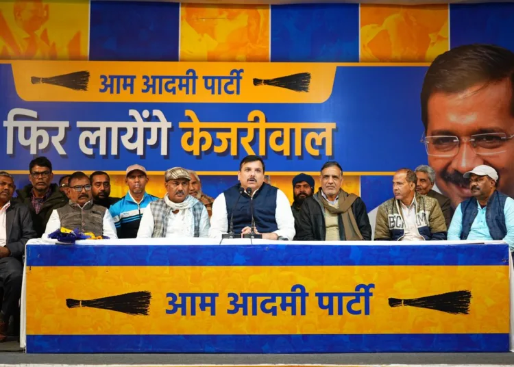 आम आदमी पार्टी (AAP), दिल्ली विधानसभा चुनाव (Delhi Assembly Elections), सर्वजन लोक शक्ति पार्टी (Sarvajan Lok Shakti Party), कश्यप समाज (Kashyap Samaj), निशाद समाज (Nishad Samaj), मल्लाह समाज (Mallah Samaj), केवट समाज (Kevat Samaj), ओमप्रकाश कश्यप (Omprakash Kashyap), संजय सिंह (Sanjay Singh), बहुजन समाज (Bahujan Samaj), दिल्ली की राजनीति (Delhi Politics), भाजपा (BJP), कांग्रेस (Congress), अरविंद केजरीवाल (Arvind Kejriwal).