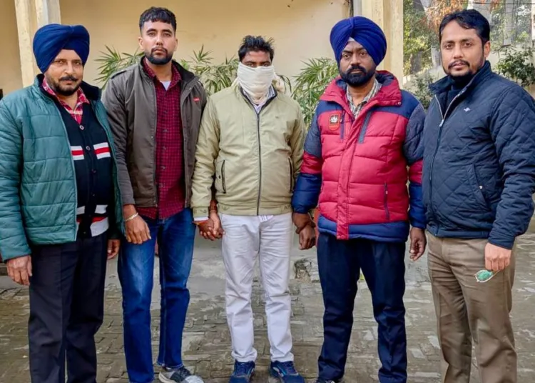 सफाई सेवक से रिश्वत लेते पकड़ा गया लुधियाना का लंबरदार! विजिलेंस की बड़ी कार्रवाई 1 भ्रष्टाचार विरोधी हेल्पलाइन, Anti-Corruption Helpline, लुधियाना नगर निगम रिश्वत केस, Vigilance Bureau Punjab, रिश्वतखोरी के खिलाफ कार्रवाई, लुधियाना समाचार, पंजाब सरकार भ्रष्टाचार विरोधी अभियान, संजय कुमार रिश्वत मामला, Anti-Corruption Campaign in Punjab, नगर निगम रिश्वत केस, भ्रष्टाचार निवारण अधिनियम.