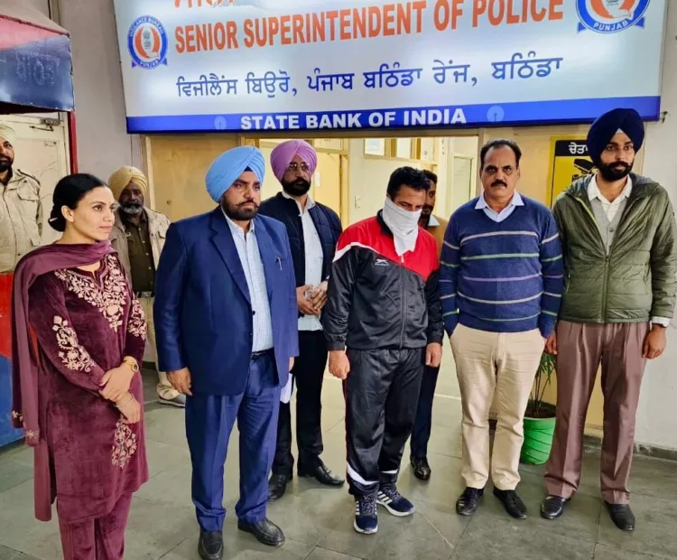 पंजाब विजिलेंस ब्यूरो (Punjab Vigilance Bureau), रिश्वत (Bribe), हवलदार (Hawaldar), बठिंडा (Bathinda), भ्रष्टाचार (Corruption), कमांडो बटालियन (Commando Battalion), पंजाब पुलिस (Punjab Police), गिरफ्तारी (Arrest), सरकारी गवाह (Government Witness), मुख्य आरोपी (Main Accused), फरार (Absconding), जांच (Investigation), विभागीय जांच (Departmental Inquiry).