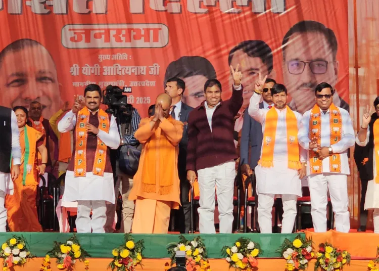 योगी आदित्यनाथ (Yogi Adityanath), अरविंद केजरीवाल (Arvind Kejriwal), दिल्ली चुनाव (Delhi Election), गंगा स्नान (Ganga Snan), यमुना स्नान (Yamuna Snan), नमामि गंगे योजना (Namami Gange Scheme), महाकुंभ (MahaKumbh), यूपी विकास (UP Development), दिल्ली सड़कों की हालत (Delhi Roads Condition), सीवर और पानी की समस्याएं (Sewer and Water Problems), मथुरा वृंदावन यमुना (Mathura Vrindavan Yamuna), यूपी और दिल्ली की तुलना (Comparison of UP and Delhi).